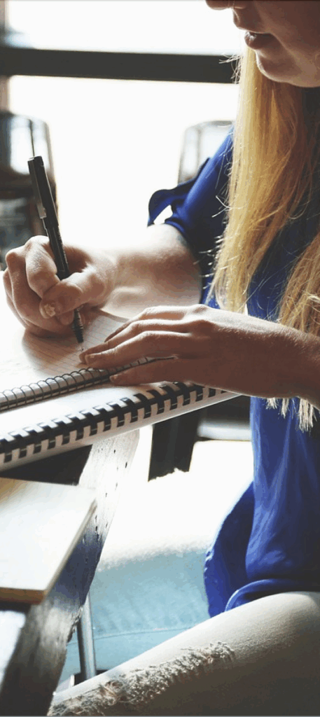 collaboratrice TPE PME prenant des notes en réunion